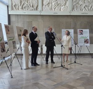 2 września 2026 r., Sejm RP – podczas posiedzenia Parlamentarnego Zespołu ds. Chorób Płuc odbyło się otwarcie wystawy „30 LAT W SŁUŻBIE CHORYM NA MUKOWISCYDOZĘ. Codzienna pomoc w walce o oddech”
